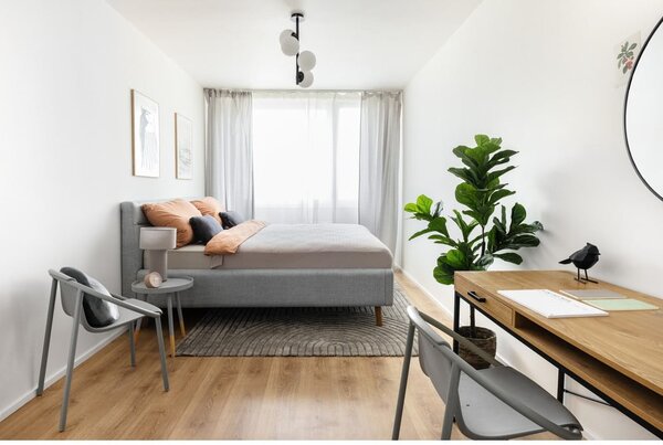 Prašno modra oblazinjena zakonska postelja s prostorom za shranjevanje z letvenim dnom 180x200 cm Lotte – Meise Möbel