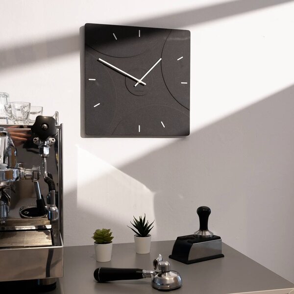 Stenska ura Luxhora Quadriva Black 11 barv kazalcev