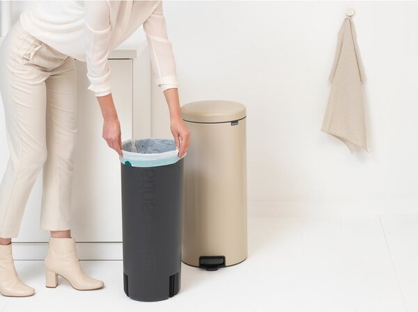 Bež jeklen koš za smeti s pedalom 30 l NewIcon – Brabantia