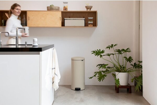 Bež jeklen koš za smeti s pedalom 30 l NewIcon – Brabantia