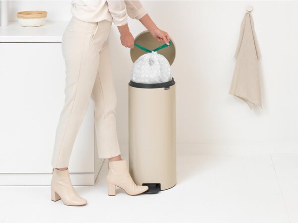 Bež jeklen koš za smeti s pedalom 30 l NewIcon – Brabantia