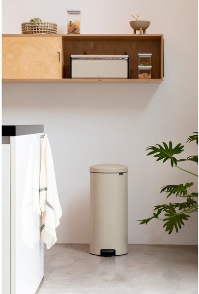 Bež jeklen koš za smeti s pedalom 30 l NewIcon – Brabantia