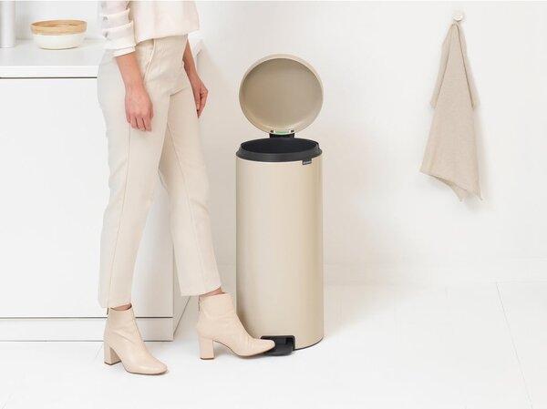 Bež jeklen koš za smeti s pedalom 30 l NewIcon – Brabantia