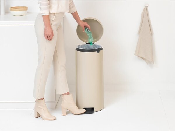 Bež jeklen koš za smeti s pedalom 30 l NewIcon – Brabantia