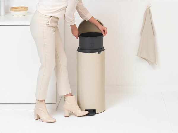 Bež jeklen koš za smeti s pedalom 30 l NewIcon – Brabantia