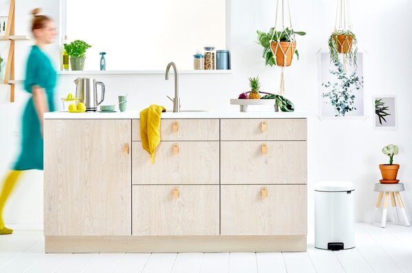 Bel jeklen koš za smeti s pedalom 20 l NewIcon – Brabantia