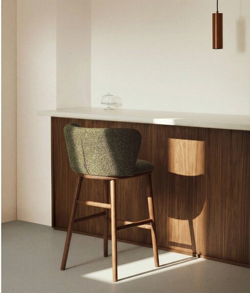 Temno zelen oblazinjen barski stol (višina sedeža 65 cm) Ciselia – Kave Home