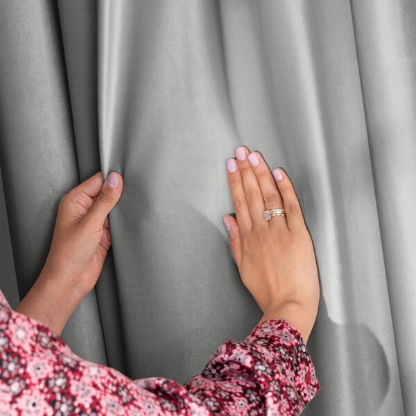 Svetlo siva žametna zavesa za delno zatemnitev 140x270 cm Pleat – Restilo