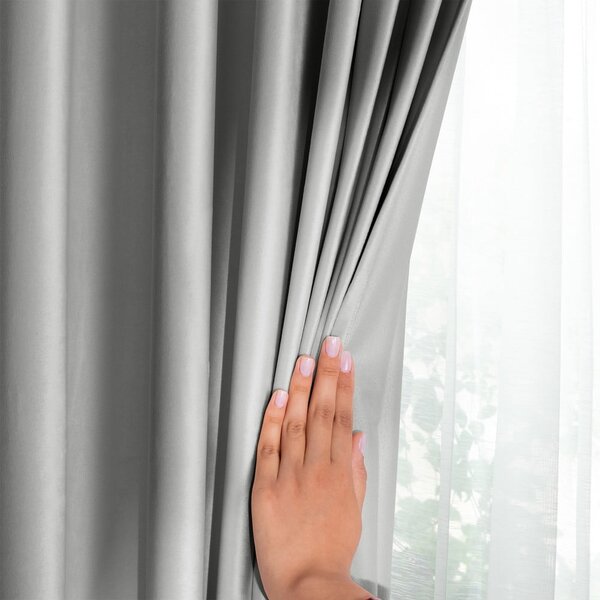 Svetlo siva žametna zavesa za delno zatemnitev 140x270 cm Pleat – Restilo