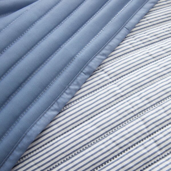 Modro prešito pregrinjalo 220x230 cm Stripe – Catherine Lansfield