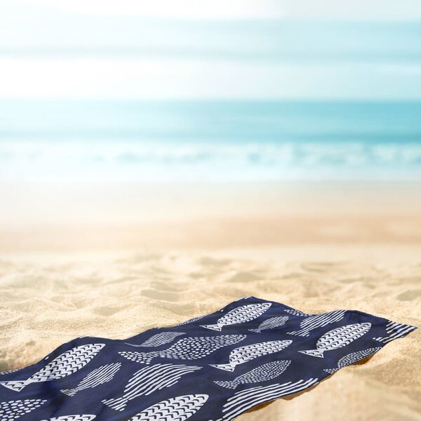 Temno modra brisača za plažo 90x180 cm Fish - DecoKing