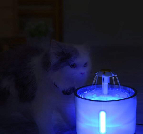 Avtomatska senzorska fontana LED - napajalnik za mačke in pse 2,4L