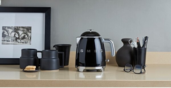 Črn grelnik vode iz nerjavečega jekla 800 ml Retro Style – SMEG