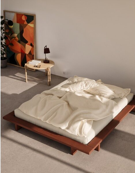 Zakonska postelja iz masivnega bora brez vzglavja z letvenim dnom 180x200 cm v barvi terakote Japan – Karup Design