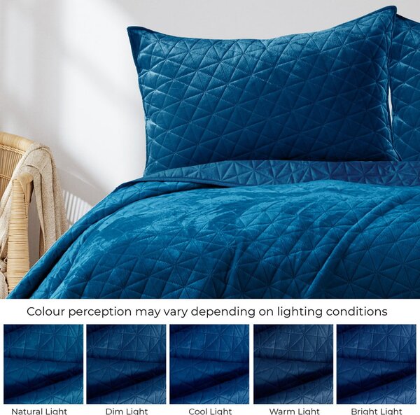 Modro posteljno pregrinjalo AmeliaHome Laila Royal, 220 x 240 cm