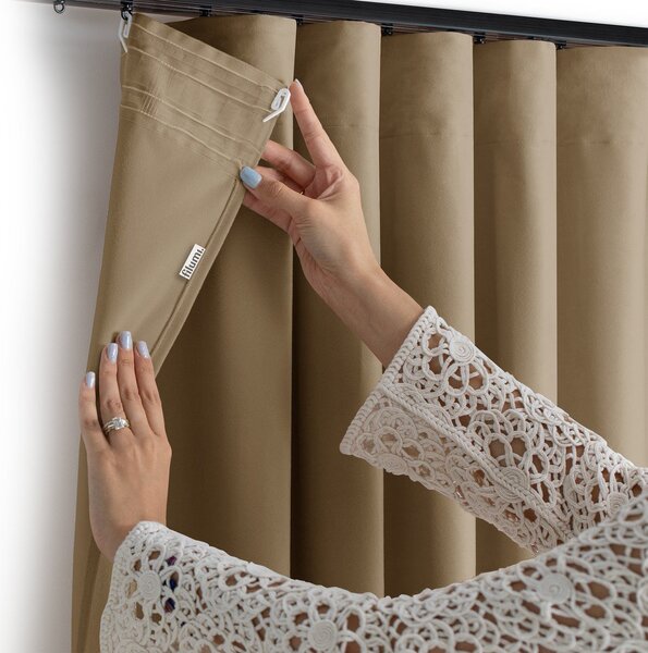 Bež žametna zavesa za delno zatemnitev 140x250 cm Velto – Filumi