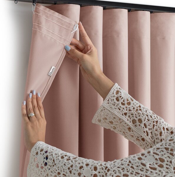 Svetlo rožnata žametna zavesa za delno zatemnitev 200x250 cm Velto – Filumi