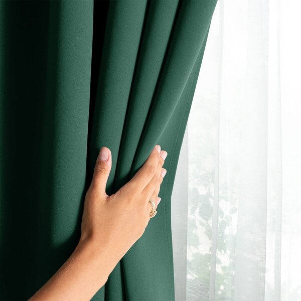 Temno zelena zavesa za delno zatemnitev 140x270 cm Kierra – Restilo
