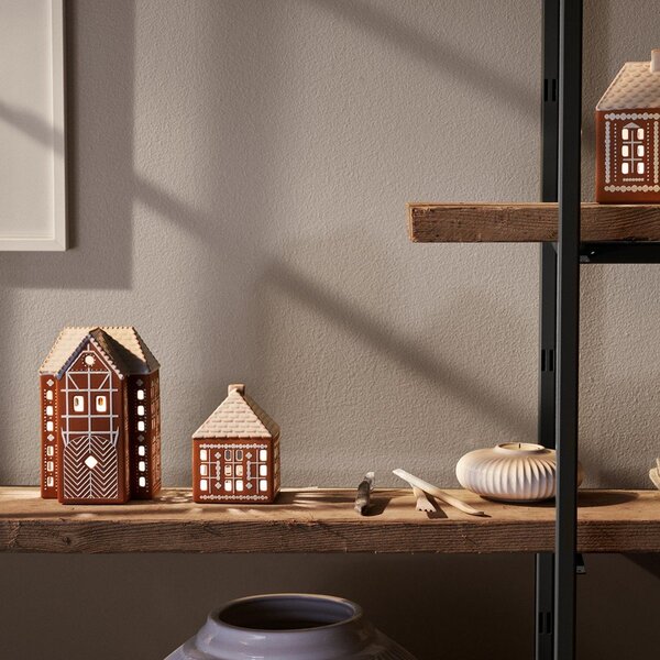 Keramičen svečnik za čajno svečko Gingerbread Lighthouse – Kähler Design