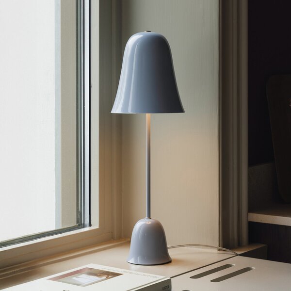 Globen Lighting namizna svetilka Blåklockan, svetlo modra, višina 56 cm, Modra, Dnevna soba / jedilnica, Kovina, Skandinavski