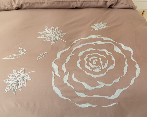 Posteljnina iz mikrovlaken EMBROSA svetlo rjava Dimenzije posteljnine: 70 x 80 cm | 140 x 200 cm