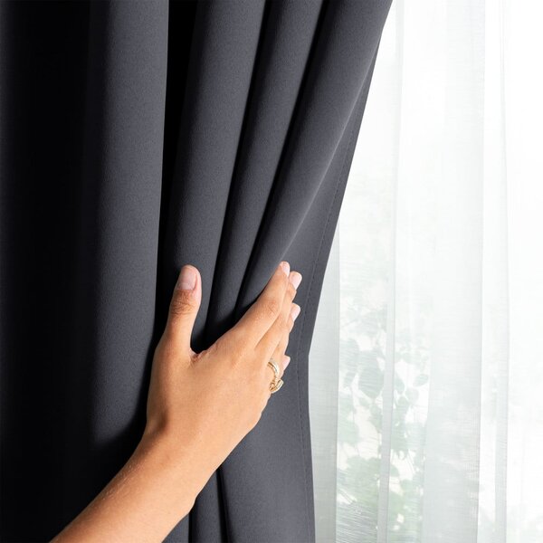 Temno siva zavesa za delno zatemnitev 140x175 cm Kierra – Restilo