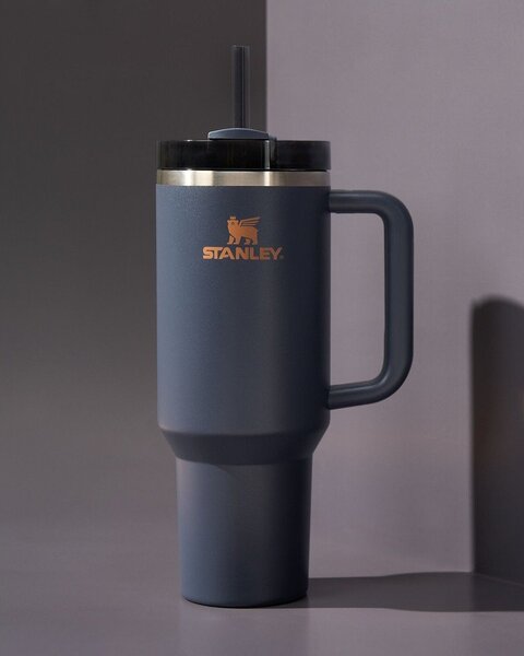 Temno modra termovka s slamico iz nerjavečega jekla 1,18 l Quencher H2.0 FlowState Tumbler Twilight – Stanley