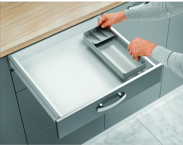 Siv plastičen organizator za pribor 15 x 49 cm – Metaltex