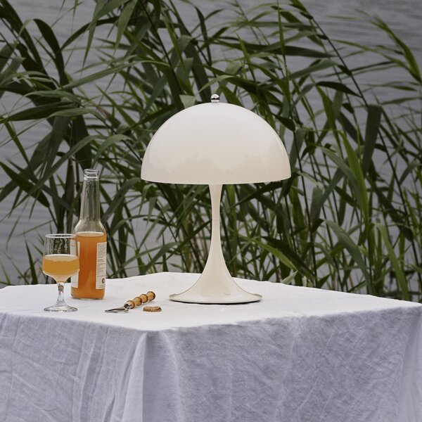Louis Poulsen akumulatorska svetilka Panthella PORTABLE 250 bela IP44, zatemnjen, Bela, Dnevna soba / jedilnica, Plastika, Sodobni