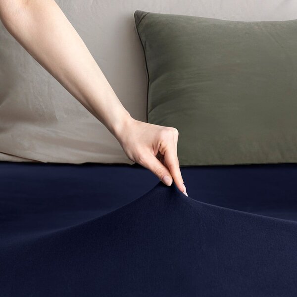 Temno modra napenjalna rjuha iz jerseyja 220x200 cm Amber – Restilo