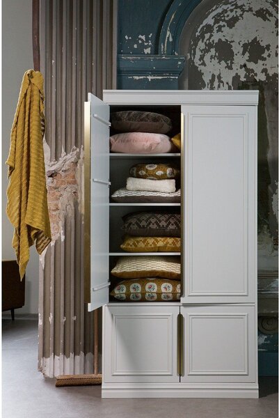 Svetlo siva garderobna omara iz masivnega bora 110x215x44 cm Organize – WOOOD
