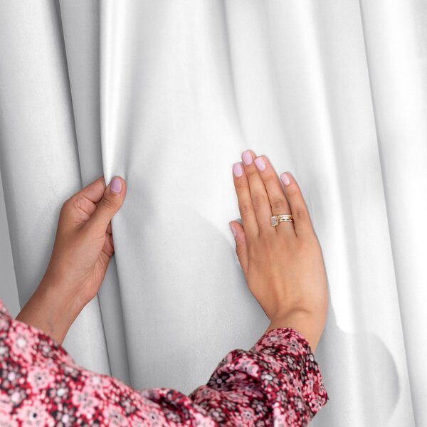 Bela žametna zavesa za delno zatemnitev 140x245 cm Pleat – Restilo