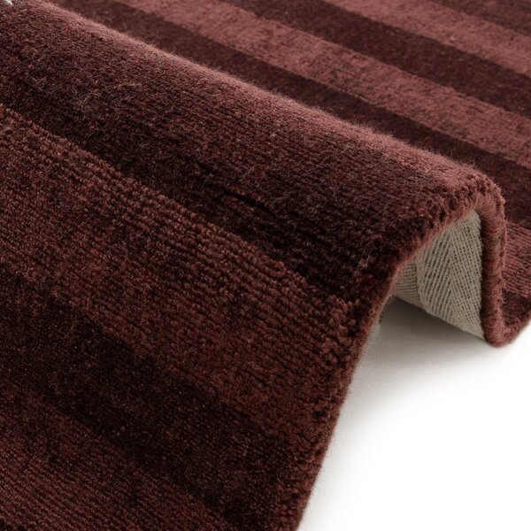 Bordo rdeča ročno tkana preproga iz recikliranih vlaken 160x230 cm Connor – MADE