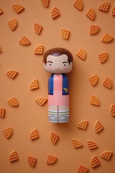 Lucie Kaas Dekorativna figura Lucie Kaas Kokeshi x Stranger Things 14,5 cm