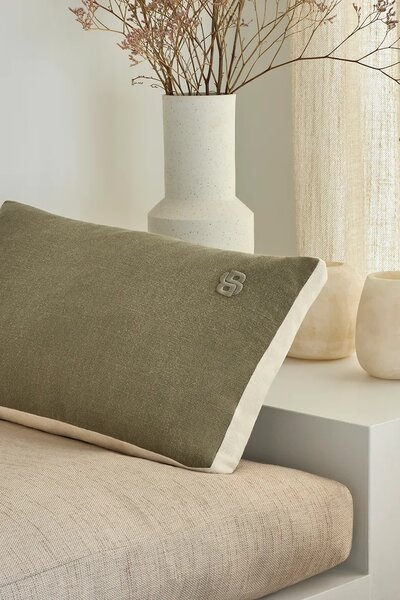 BOSS Lanena dekorativna prevleka za blazino BOSS CLAYTON Dark kaki 31 x 55 cm