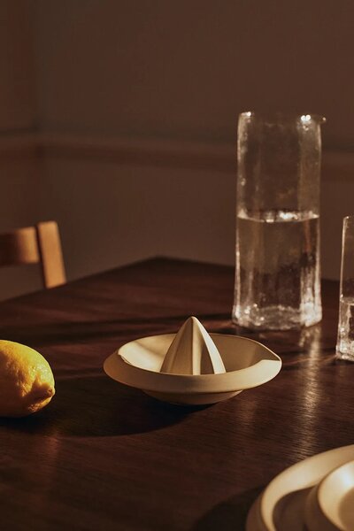 Ferm Living ožemalnik za citruse iz kamenine 7,5 x 16 cm