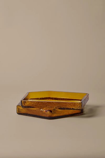 Ferm Living pladenj dekorativen iz barvanega stekla 7 x 30 x 29 cm