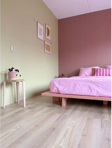 Svetlo rožnata zakonska postelja iz masivnega bora z letvenim dnom 140x200 cm Japan – Karup Design
