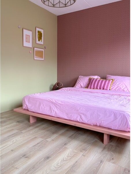 Svetlo rožnata zakonska postelja iz masivnega bora z letvenim dnom 140x200 cm Japan – Karup Design