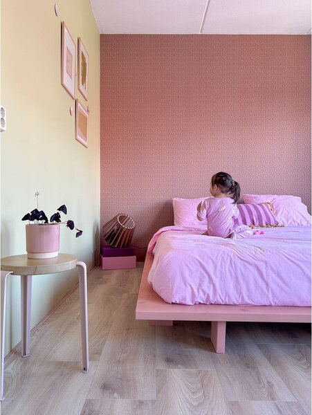 Svetlo rožnata zakonska postelja iz masivnega bora z letvenim dnom 140x200 cm Japan – Karup Design