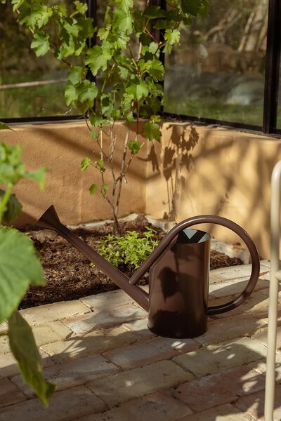 Ferm Living zalivalka iz prašno barvanega jekla 30 x 15 x 58 cm