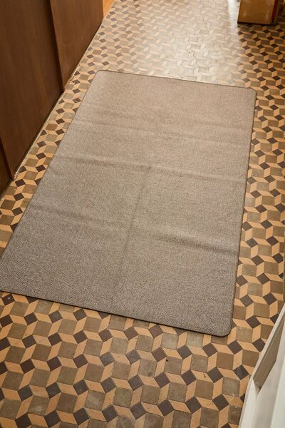 Calma House preproga talna iz umetne mase 90 x 150 cm