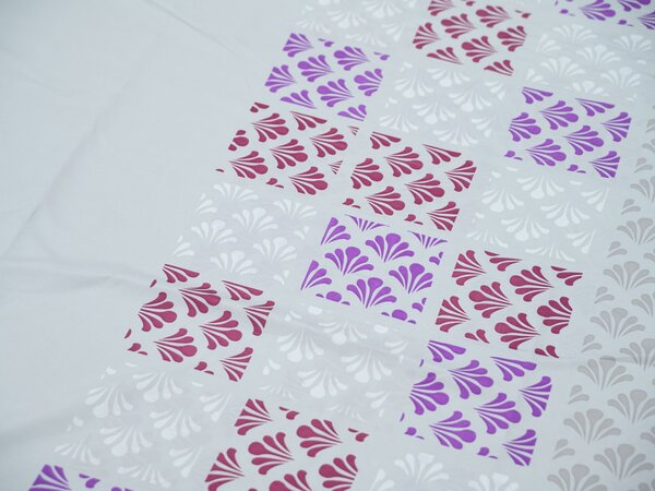 Posteljnina iz mikrosatena VELLARI, svetlo siva Dimenzije posteljnine: 70 x 90 cm | 140 x 200 cm