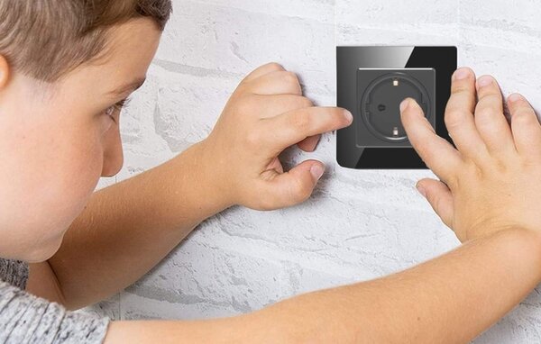 Pametna WiFi stenska vtičnica 16A TUYA črna Alexa Google Assistant