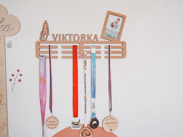 ATMOWOOD Leseni obešalnik medalj s foto okvirjem
