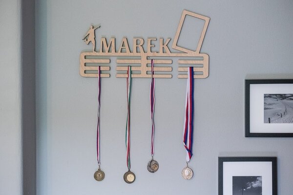 ATMOWOOD Leseni obešalnik medalj s foto okvirjem
