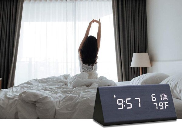 4v1 lesena moderna elektronska budilka črna