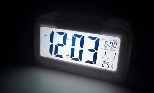 LED bela digitalna budilka in termometer