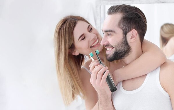 Set akumulatorske zobne krtačke črna in roza + etuiji