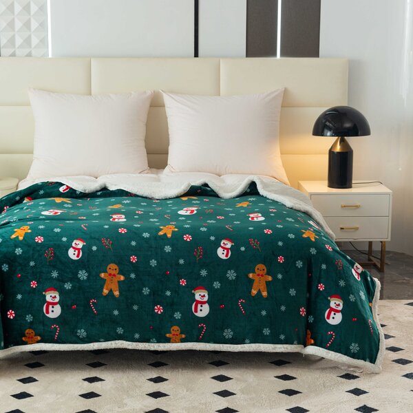 Božična temno zelena ovčka deka iz mikropliša SNOWMAN AND GINGERBREAD Dimenzije: 200 x 220 cm